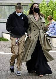Con gái Angelina Jolie mới 15 tuổi đã cao gần bằng mẹ