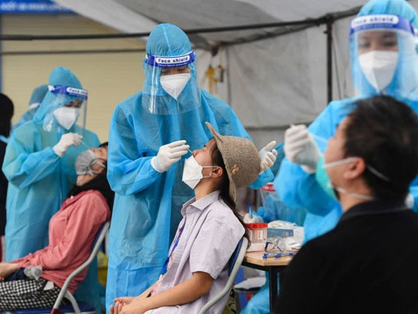 Huyện Quốc Oai lấy mẫu xét nghiệm người có liên quan bệnh nhân COVID-19.