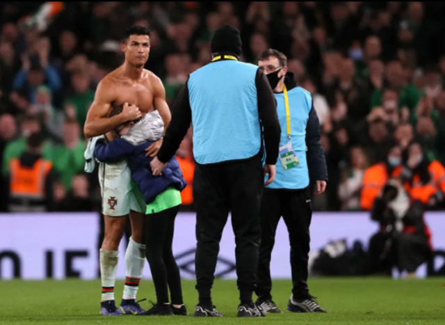 Ronaldo lịch sự tặng áo cho bé gái dù Bồ Đào Nha hòa thất vọng trước CH Ireland - 1