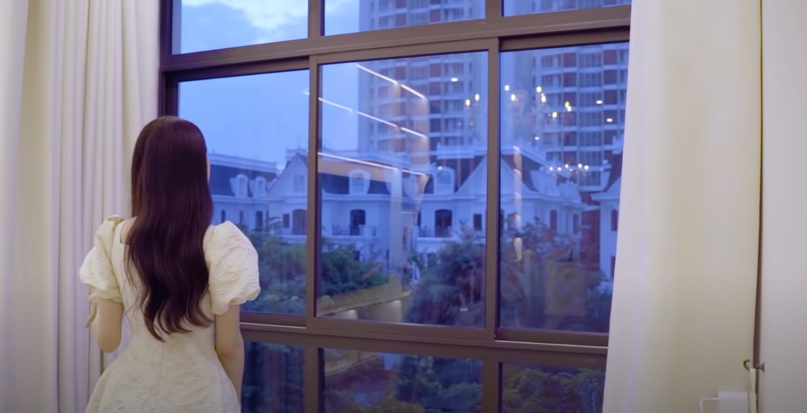 Phòng ngủ của Hương Giang cũng mang tông trắng chủ đạo với nhiều thiết bị tự động. Cô cho biết mỗi khi gặp áp lực sẽ ngắm nhìn mọi thứ bên ngoài từ khu vực phòng ngủ này.