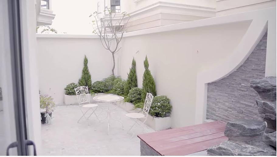 Hương Giang cho biết sẽ dành một khuôn viên nhỏ để làm hồ cá koi kết hợp cùng các tiểu cảnh như thác nước, bộ bàn ghế nhỏ… Dù chưa hoàn thiện song cô hi vọng sẽ là nơi thư giãn, uống cà phê,... của mình và cả bạn bè khi tới thăm.