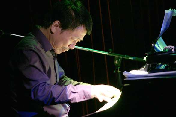 Nhạc sĩ Phú Quang thường đệm đàn cho các ca sĩ hát trong live show của mình.