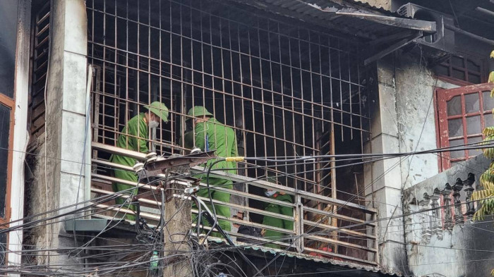 Ngôi nhà chỉ có 1 lối vào duy nhất, lan can các tầng trên bị quây kín bằng khung thép chắc chắn nên thời điểm cứu hộ gặp khó khăn