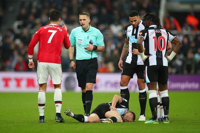 Ronaldo thoát thẻ đỏ sau tình huống 'đá láo' với cầu thủ Newcastle
