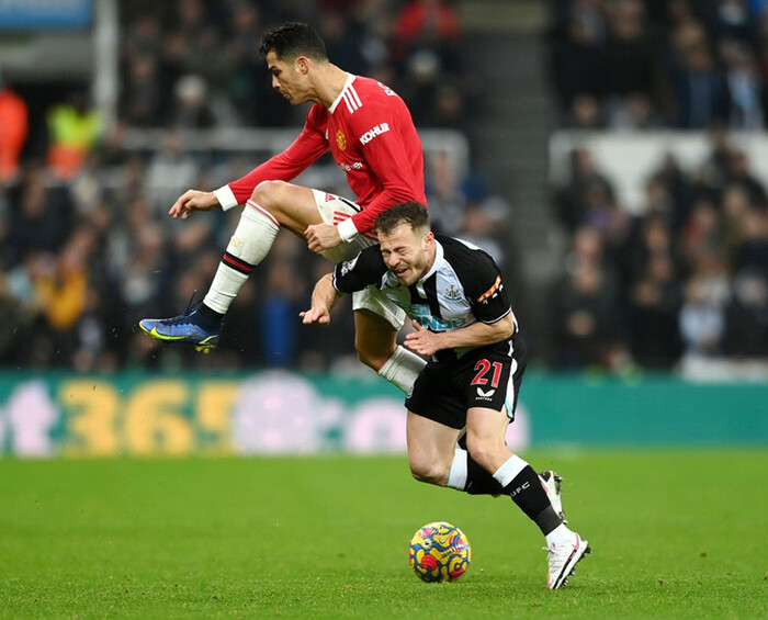 Ronaldo thoát thẻ đỏ sau tình huống 'đá láo' với cầu thủ Newcastle - 1