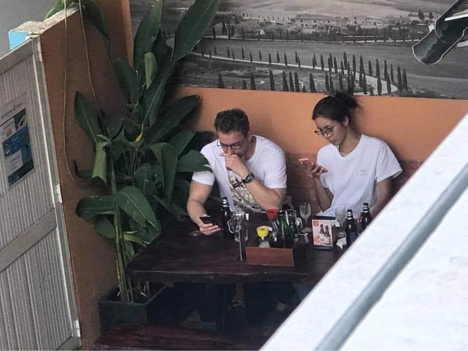 Dân mạng tung ảnh chụp lén Minh Tú và bạn trai hẹn hò, cho thấy hình ảnh phía trên không phải photoshop ghép người.
