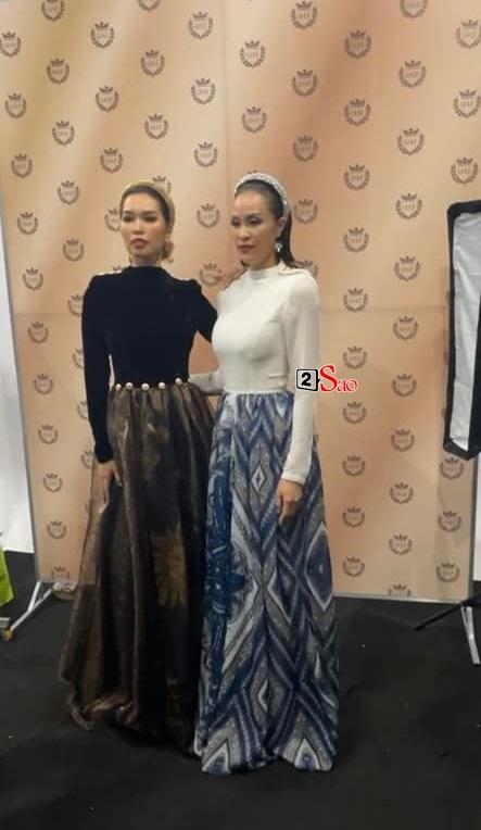 Hà Anh - Phương Mai ôm eo nhau vài ngày trước trong hậu trường show diễn thời trang. 