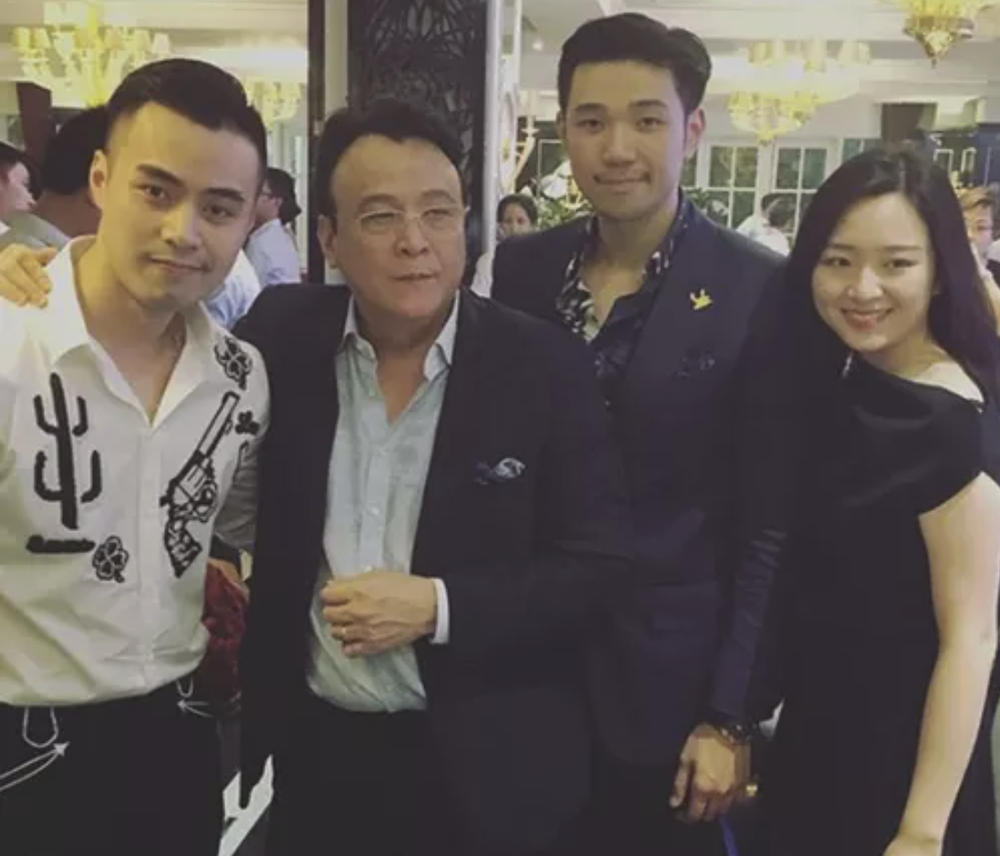 Đỗ Hoàng Minh (ngoài cùng bên trái) hiện đang giữ chức Giám đốc Kinh doanh của Tân Hoàng Minh.