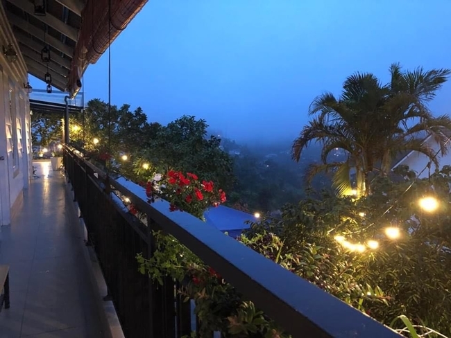 Phía ngoài căn nhà được trang trí nhiều đèn led ánh sáng vàng mang lại cảm giác ấm cúng