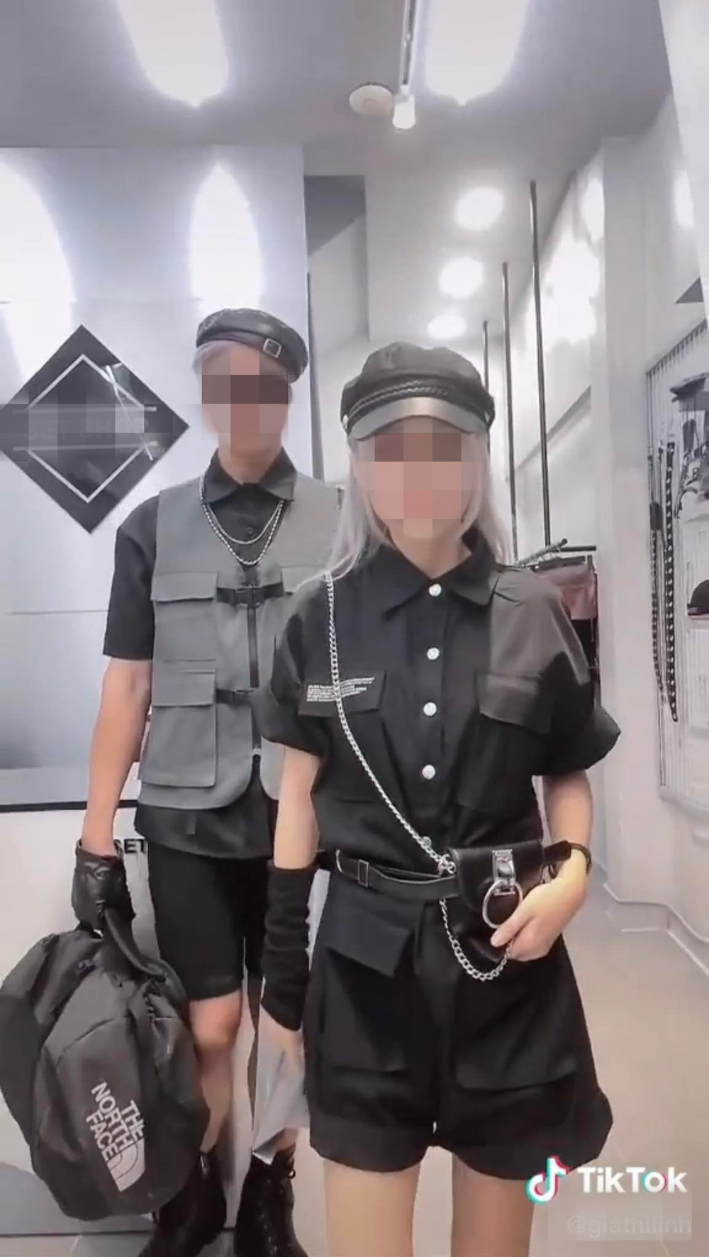 C. thường xuyên xuất hiện trên video của L. với vai trò là 