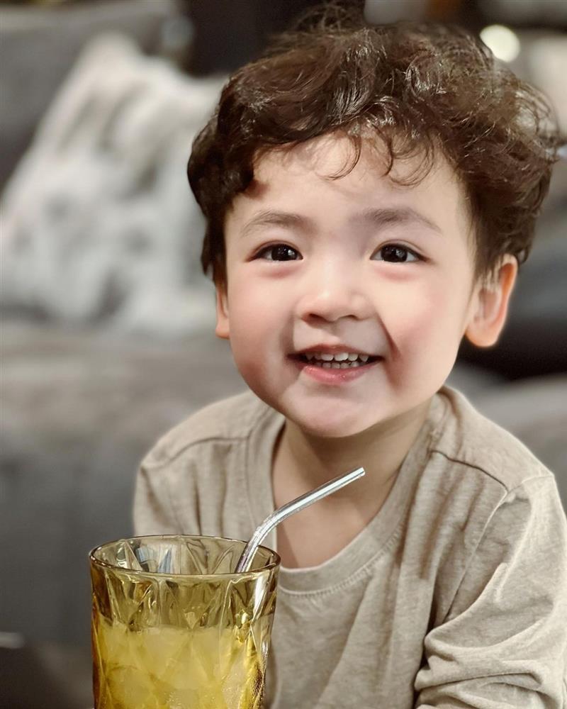 Bé Kem sở hữu ngoại hình ưa nhìn, được gọi là hotboy nhí.