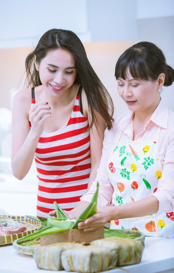 Thủy Tiên và mẹ ruột.