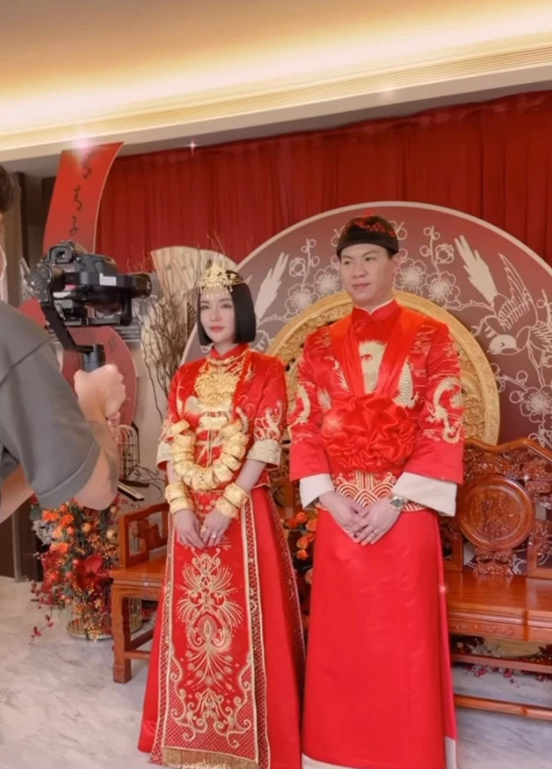 Cận cảnh bộ lễ phục truyền thống của Kim Lim trong nghi lễ mời trà hai bên gia đình sau đó