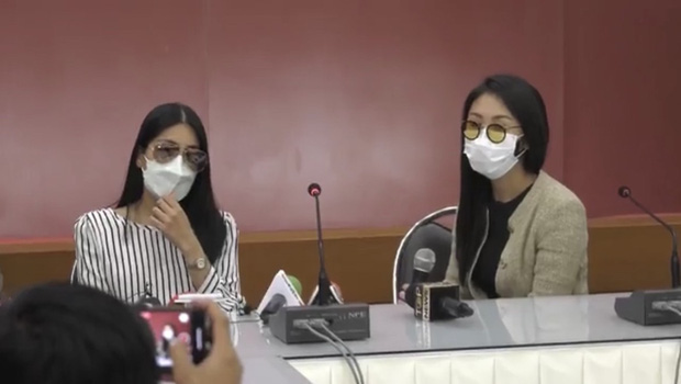 Gatick (áo kẻ) - quản lý của nữ diễn viên Tangmo Pattharathida và cô gái tên San tại buổi làm việc với cảnh sát.