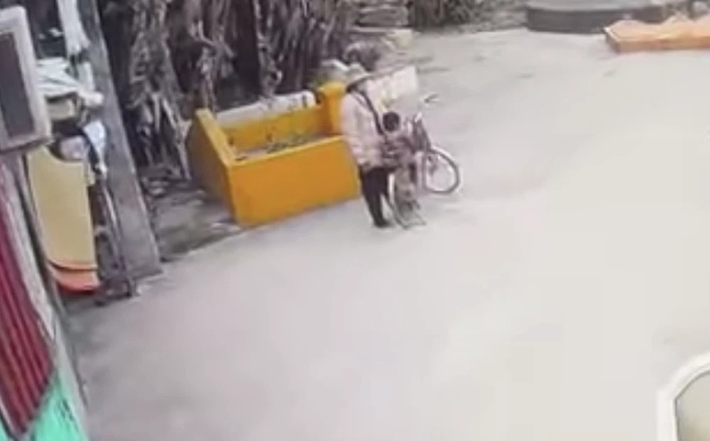 Phát hiện bé gái 2 tuổi đang bị nước ngập ngang cổ dưới cống, nghi do người phụ nữ chở tới - 1