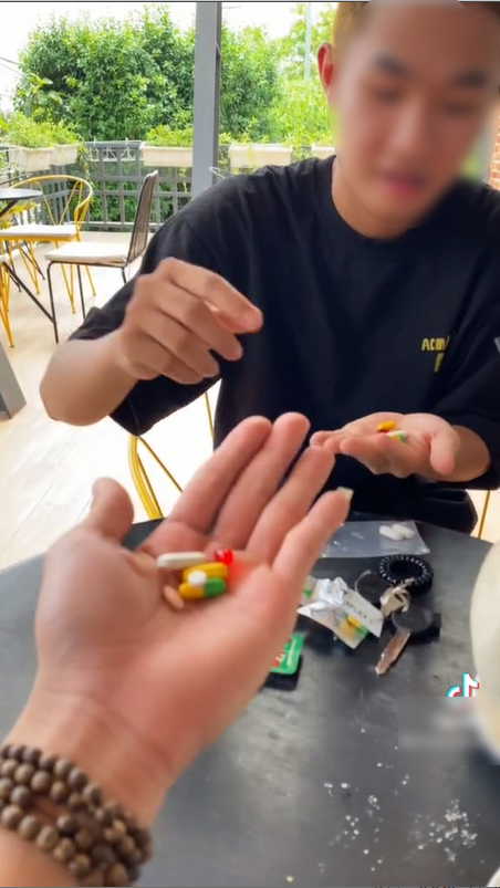 N.L. cho biết mình đang là F0 và phải uống thuốc điều trị bệnh (Ảnh cắt clip)