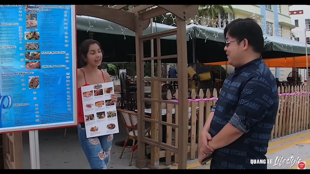 Quang Lê trò chuyện với cô gái người Latin