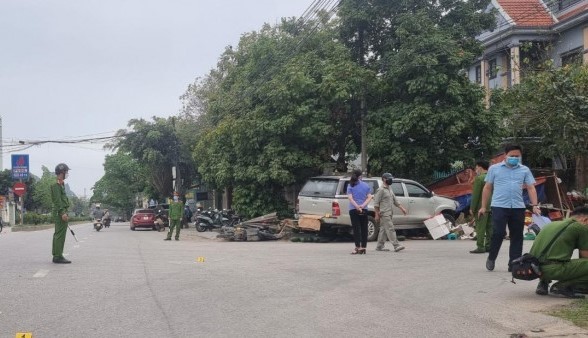 Xe biển xanh ở Thanh Hóa đâm chết 2 người khi chở lãnh đạo đi công tác - 1