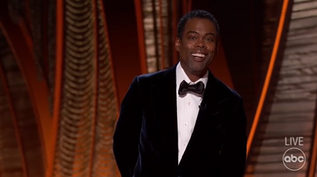 Chris Rock giữ thái độ bình tĩnh sau sự việc bất ngờ, còn bảo đây sẽ là 