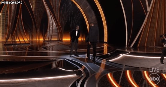 Will Smith đấm thẳng mặt Chris Rock