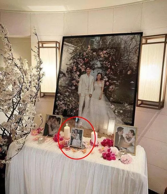 Cuối cùng là chiếc váy chỉ mới được hé lộ trong ảnh cưới, nhiều cư dân mạng mong ngóng Hyun Bin và Son Ye Jin sẽ đăng trọn bộ ảnh ngọt ngào của 2 người