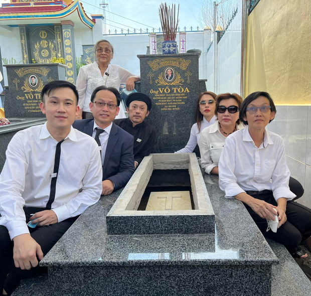 Những người anh em của NS Hoài Linh đều có mặt, nam danh hài lộ rõ nét buồn trên khuôn mặt