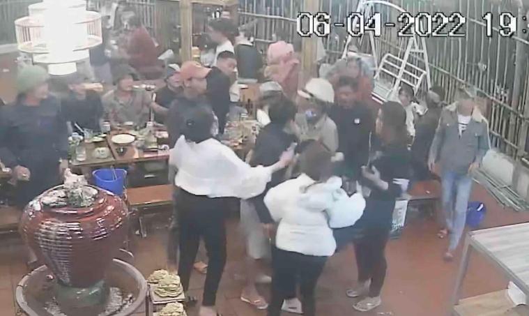 Đến ăn nhậu rồi hành hung, bắt nhân viên nhà hàng đứng xếp hàng để đánh