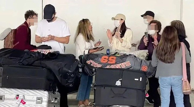 Nhưng sau đó, cô phải từ chối vì có quá nhiều người tiếp cận với cự ly gần, khiến cho khung cảnh trở nên hỗn loạn