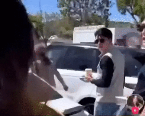 Hyun Bin ra hiệu lịch sự sau khi phát hiện bị 1 fan quay lén lúc đi trên đường cùng vợ Son Ye Jin