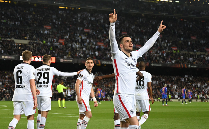 Đánh sập pháo đài Nou Camp, Frankfurt vượt mặt Barca vào bán kết