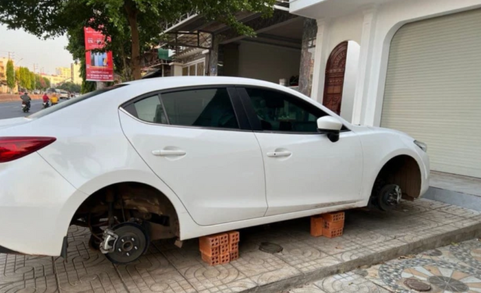 Đỗ ôtô trước cửa, sau 1 đêm chủ nhà ngỡ ngàng phát hiện 4 bánh xe 'không cánh mà bay'