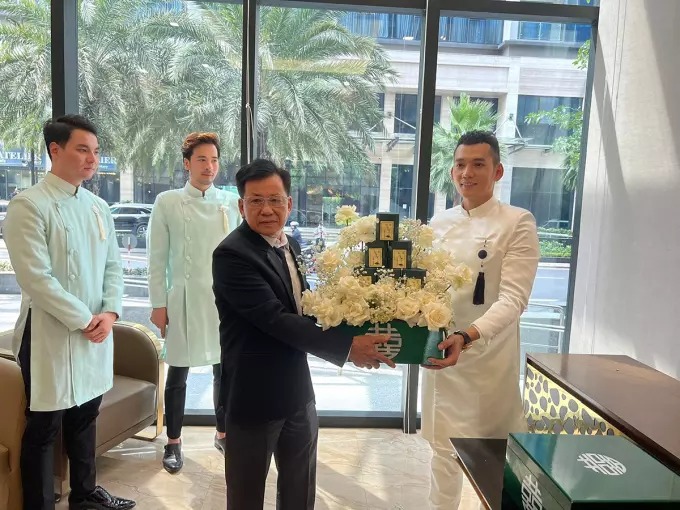 Ngoài mâm vàng và kim cương, sính lễ còn có 6 mâm lễ vật khác được trang trí bằng hoa hồng và hoa baby trắng.