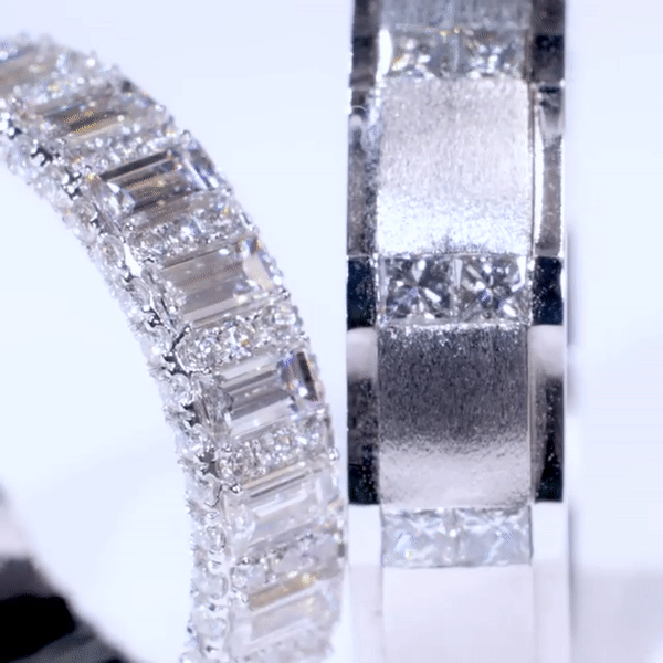 Cận cảnh cặp nhẫn đính gần như full kim cương của Phương Trinh Jolie và Lý Bình.