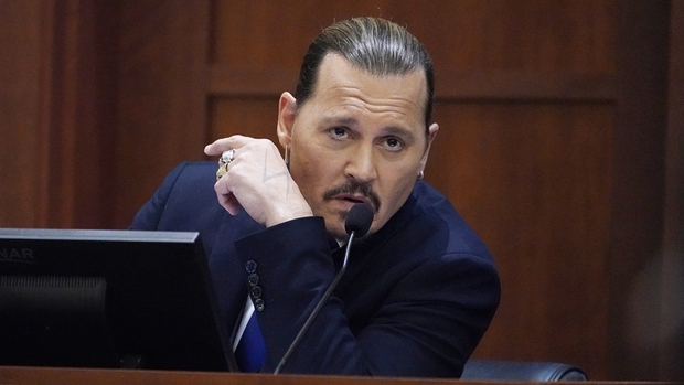 tôi Johnny Depp, 1 người đàn ông. Tôi là nạn nhân của bạo lực gia đình