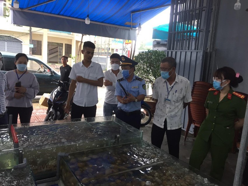 Đoàn kiểm tra quán ăn theo phản ánh của du khách.