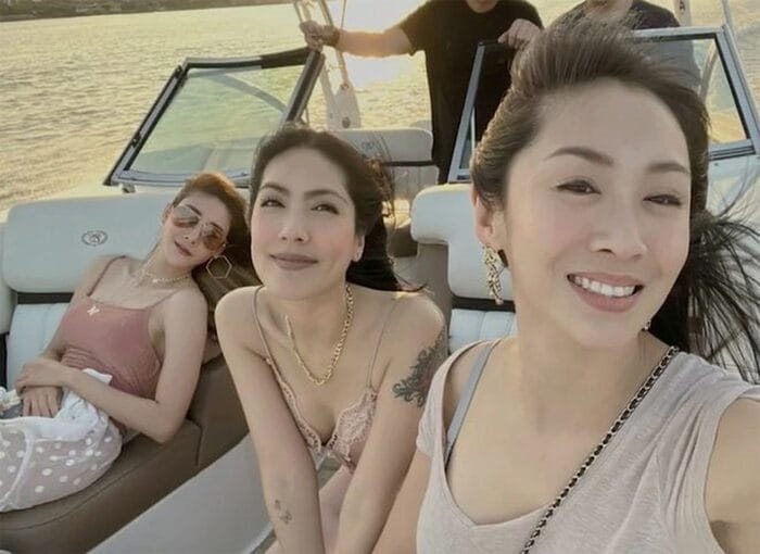 Tangmo Nida cùng 2 người bạn gồm nữ quản lý Kratik (giữa) và cô bạn gái tên Sam (phải) trước khi xảy ra tai nạn.