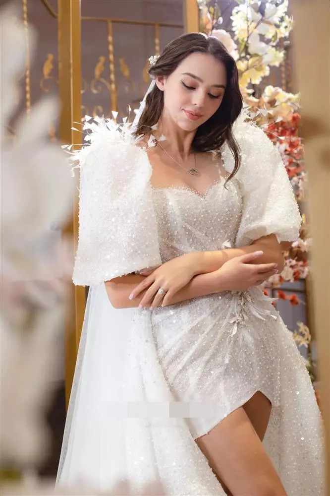 Vây cưới và váy cô nàng mặc đi ăn cưới người khác có phom giống nhau đến 80% chỉ khác về chất liệu và có thêm đuôi váy rời.