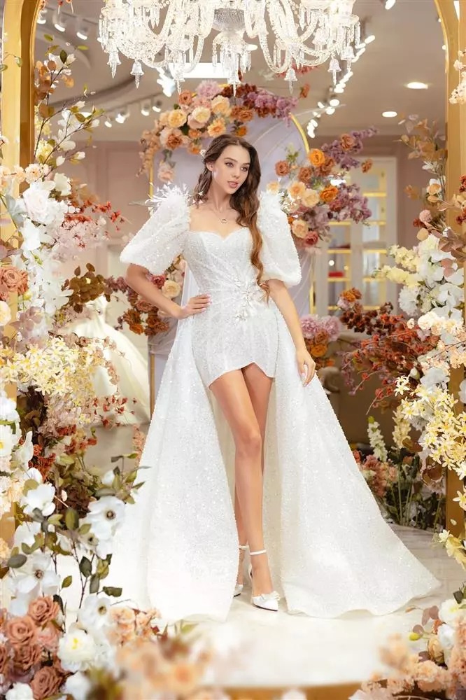 Ngay cà cách tạo dáng chụp ảnh và đôi giày quai mảnh cũng giống, bảo sao nhiều người lầm tưởng cô nàng mặc luôn váy cưới mình đi ăn cưới người khác.