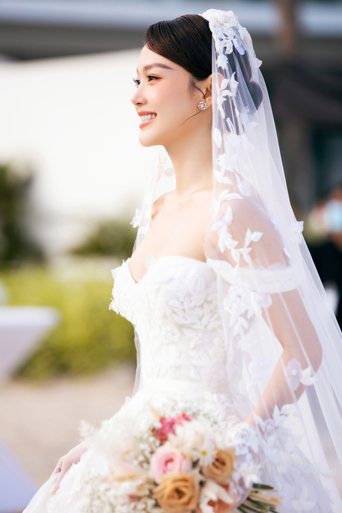 Chiếc váy đầu tiên của Minh Hằng có giá trị lên đến gần 500 triệu đồng.