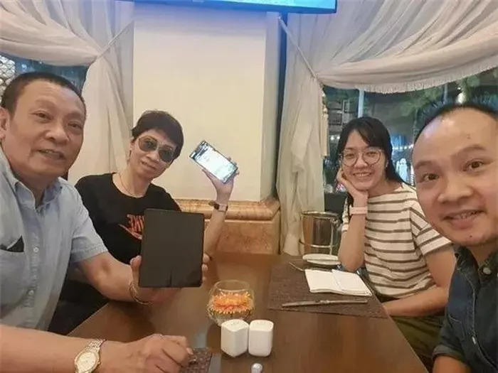 Vợ chồng đạo diễn Lại Văn Sâm cùng con trai, con dâu.