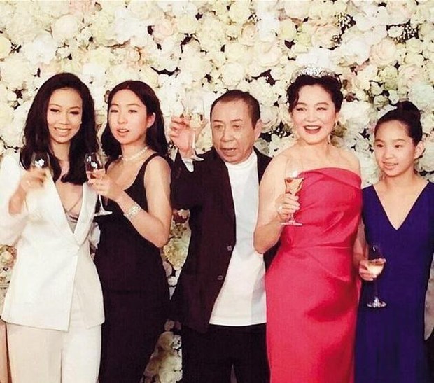 Lâm Thanh Hà bên chồng và ba con gái.