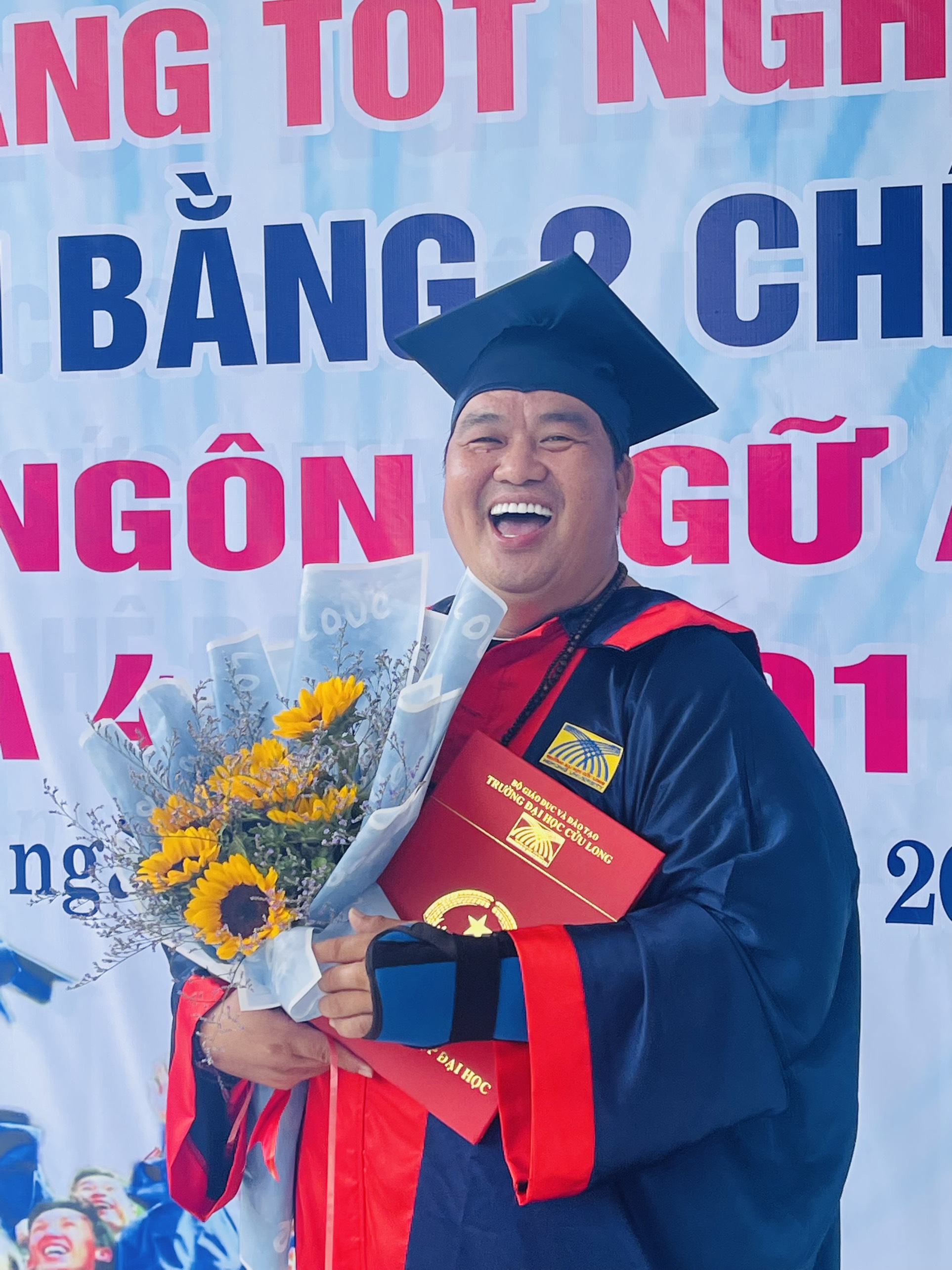 51 tuổi vẫn đi học, Hoàng Mập cho biết, anh muốn làm gương cho con cái