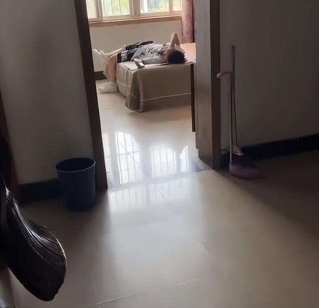  Sau khi nghe tin buồn, cậu chỉ im lặng nằm xem lại toàn bộ video, hình ảnh. (Ảnh: Weibo)