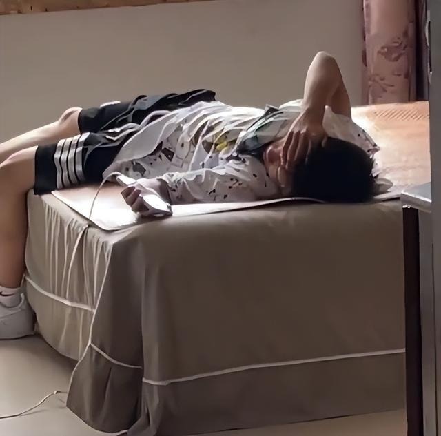  Hình ảnh của cậu khiến nhiều người đau lòng.&nbsp;(Ảnh: Weibo)