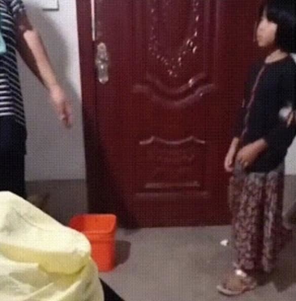  Sau đó, vì không đành lòng để con đói khổ, người mẹ Trung đã đón con gái về ở cùng, mặc cho những thiếu thốn kinh tế. (Ảnh: Sohu)