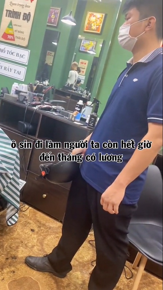  Hai vợ chồng cãi nhau mặc sự ngăn cản từ nhân viên.&nbsp;(Ảnh: Chụp màn hình video TikTok M.T.B)