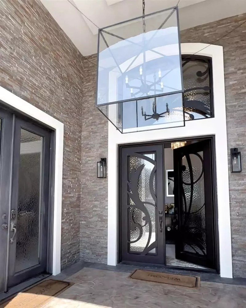 Khu vực cửa ra vào đẹp mắt, nơi Lệ Quyên vẫn hay tạo dáng chụp hình mỗi khi sang Mỹ.