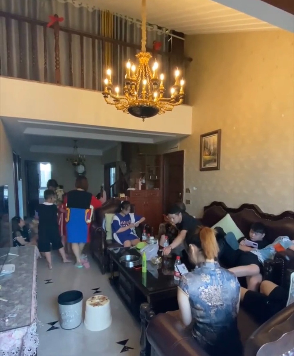  16 đứa&nbsp;cháu ngồi chật kín căn nhà không quá rộng của người chú. (Ảnh: The Paper)