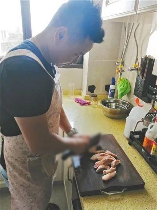  Anh Trương đích thân vào bếp làm cơm cho các cháu. (Ảnh: 163)