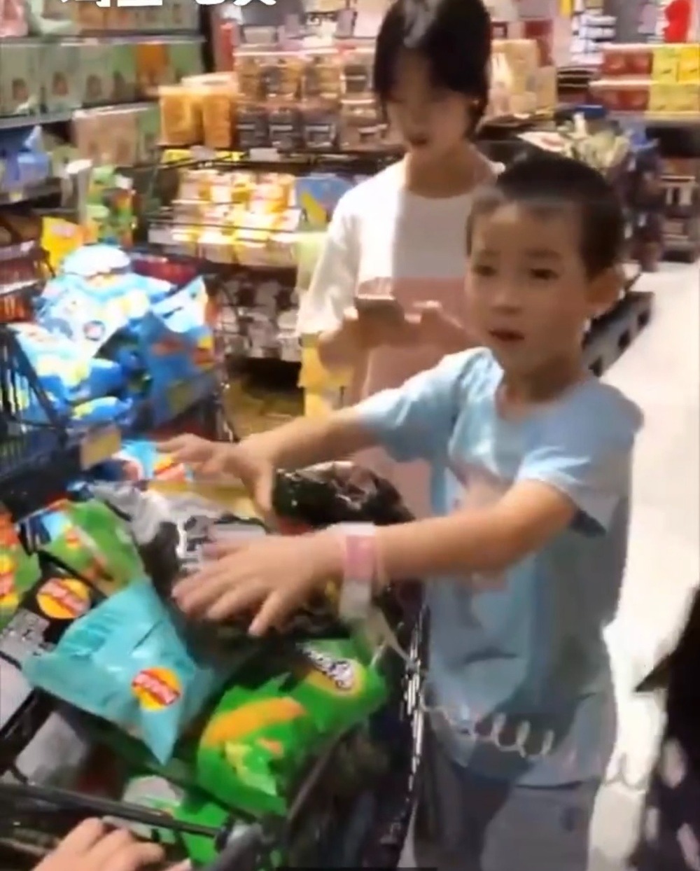  Mỗi lần ra ngoài người chú cũng tốn không ít tiền để mua đồ ăn cho những đứa trẻ. (Ảnh: Chụp màn hình Pear Video)